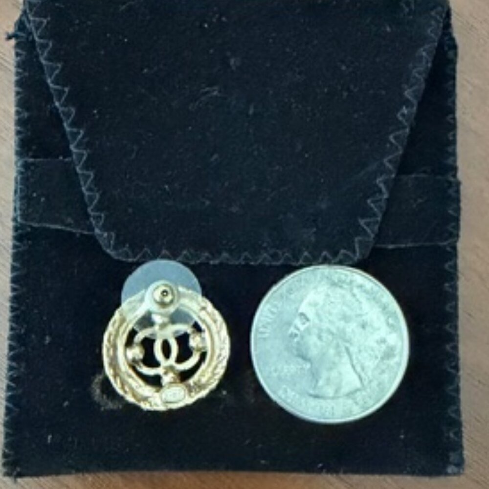 ✨ Chanel 2018 CC Gold-Tone Pearl Button Pierced Earrings A18V | Box - Picture 5 of 10